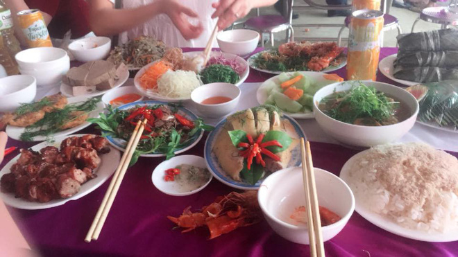 Cô nàng khoe đi ăn cưới cưới toàn đồ biển, dân mạng thi nhau chia sẻ mâm cỗ rồi đoán xem ai quê ở đâu